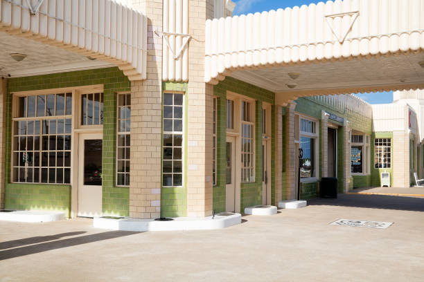 historic conoco tower station e u-drop inn em shamrock, texas - gas station old old fashioned 1930s style - fotografias e filmes do acervo