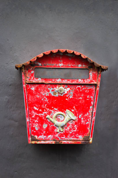 islande: vieille boîte aux lettres rouge sur le mur gris, plan rapproché, espace de copie - post horn photos et images de collection