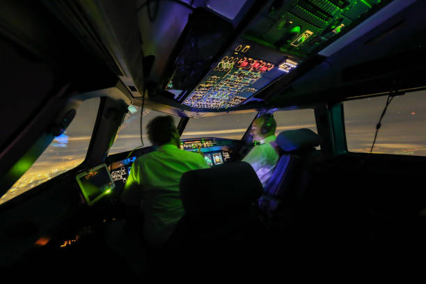 ночной полет с пилотами левый уголок общий вид - cockpit pilot night airplane стоковые фото и изображения
