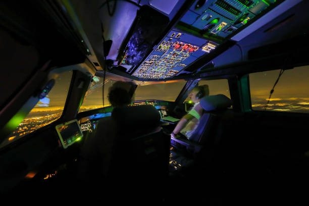 nocny lot z pilotami lewy narożnik całkowity widok - cockpit pilot night airplane zdjęcia i obrazy z banku zdjęć