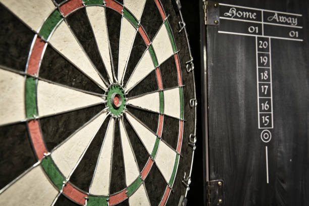 dramatisches foto von einer dartscheibe - dart bulls eye darts dartboard stock-fotos und bilder