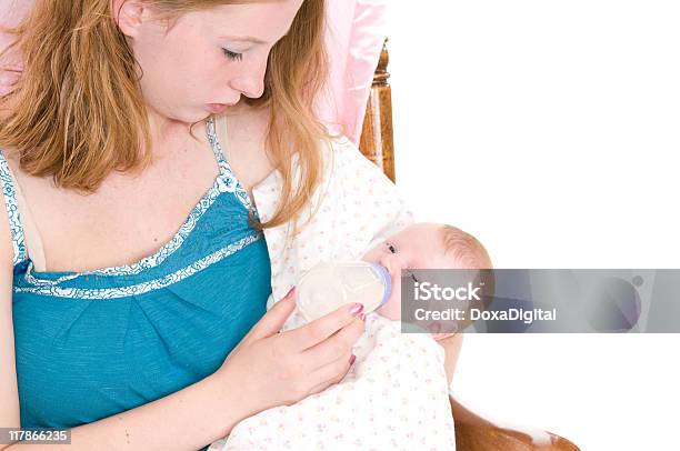 Mother Feeding Recién Nacido Bebé Foto de stock y más banco de imágenes de Embarazo de adolescente - Embarazo de adolescente, Recién nacido - 0-1 mes, Bebé