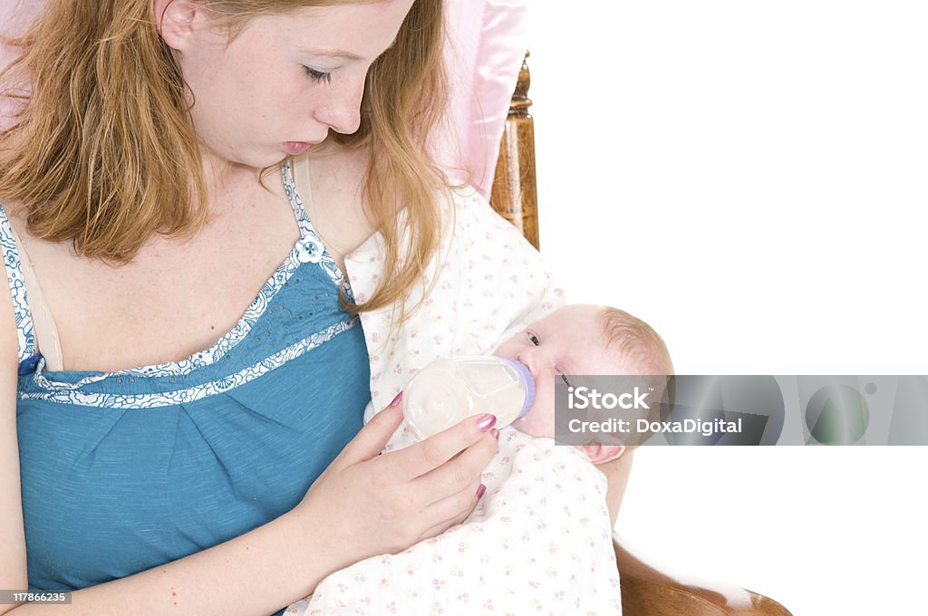 Mère Alimentation bébé nouveau-né - Photo de Grossesse précoce libre de droits