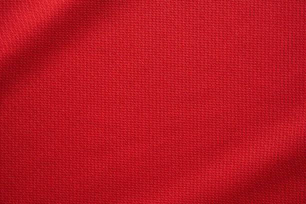 rote sportbekleidung stoff fußball trikot textur aus nächster nähe - nylon stock-fotos und bilder