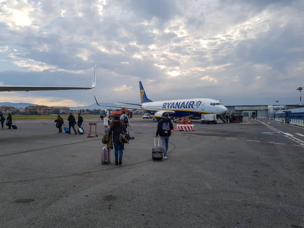 międzynarodowe lotnisko ciampino w rzymie: pasażerowie wsiadający do samolotu boeing 737 linii ryanair - ciampino zdjęcia i obrazy z banku zdjęć