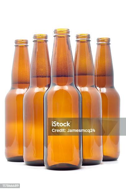 Botellas De Cerveza Foto de stock y más banco de imágenes de Arreglo - Arreglo, Bebida, Bebida alcohólica