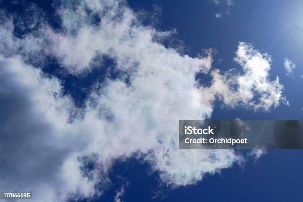 Chmura Iridenscence - zdjęcia stockowe i więcej obrazów Bez ludzi - Bez ludzi, Błękit królewski, Chmura