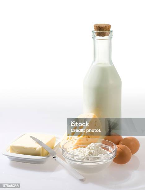 Молочные Продукты И Яйца Brown — стоковые фотографии и другие картинки Без людей - Без людей, Бутылка для молока, Вертикальный