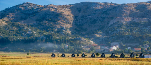 a vila da montanha de njegusi em montenegro - lovcen - fotografias e filmes do acervo