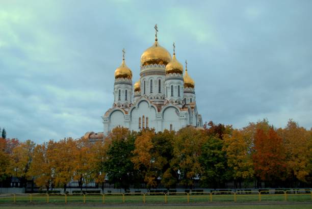 autumn view of the transfiguration cathedral in the city of togliatti against the background of the evening cloudy sky. - cupola gold russian orthodox autumn imagens e fotografias de stock