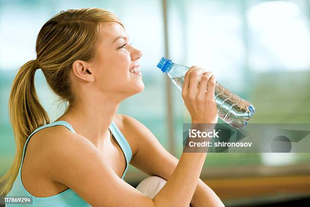 Bebida De Água - Fotografias de stock e mais imagens de Adolescente - Adolescente, Adulto, Bebida