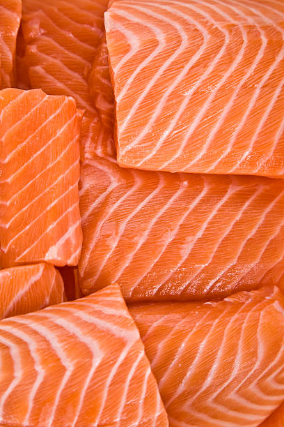tranches de saumon - filet de poisson photos et images de collection