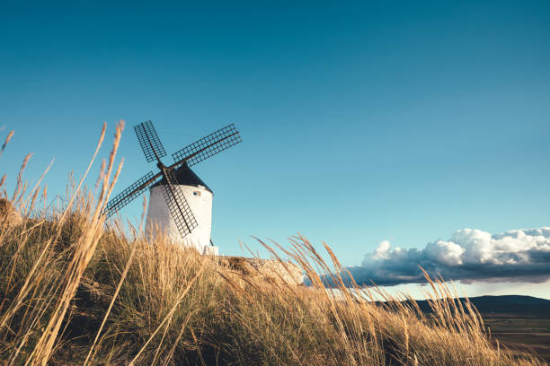 el molino de viento de consuegra - windmill architecture traditional culture mill fotografías e imágenes de stock