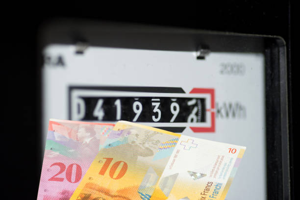 liczniki energii elektrycznej, franki szwajcarskie i ceny energii elektrycznej w szwajcarii - swiss currency switzerland currency swiss culture zdjęcia i obrazy z banku zdjęć