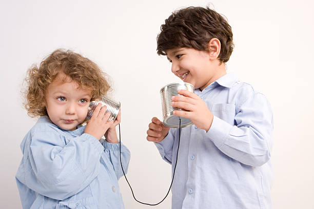 menina e menino comunicação via telefone de lata - telephone can communication tin can phone - fotografias e filmes do acervo