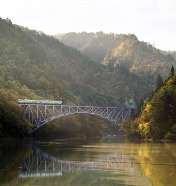 fukushima primer puente río tadami japón - slot pista de hockey de hielo fotografías e imágenes de stock