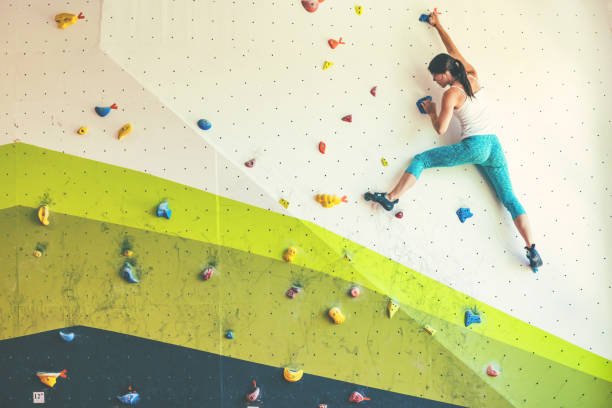 mulher na ginástica do pedregulho. - hanging on rock rock climbing - fotografias e filmes do acervo