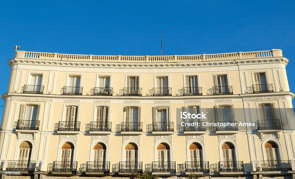 Hermoso antiguo edificio en Puerta del Sol, Madrid - Foto de stock de Puerta del Sol libre de derechos