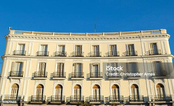 Hermoso Antiguo Edificio En Puerta Del Sol Madrid Foto de stock y más banco de imágenes de Puerta del Sol - Puerta del Sol, Aire libre, Amarillo - Color