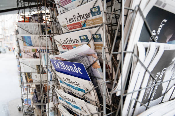 vista callejera de jacques chirac en portada del periódico en el quiosco de prensa - newspaper france photography horizontal fotografías e imágenes de stock