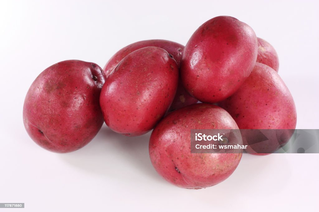 Bébé avec pommes de terre rouge - Photo de Pomme de terre rouge libre de droits