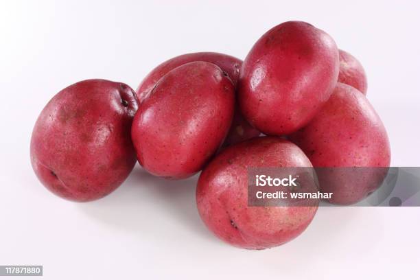 Photo libre de droit de Bébé Avec Pommes De Terre Rouge banque d'images et plus d'images libres de droit de Pomme de terre rouge - Pomme de terre rouge, Empilé, Entassé