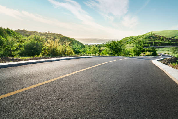 estrada da montanha - asphalt country road dividing line road marking - fotografias e filmes do acervo