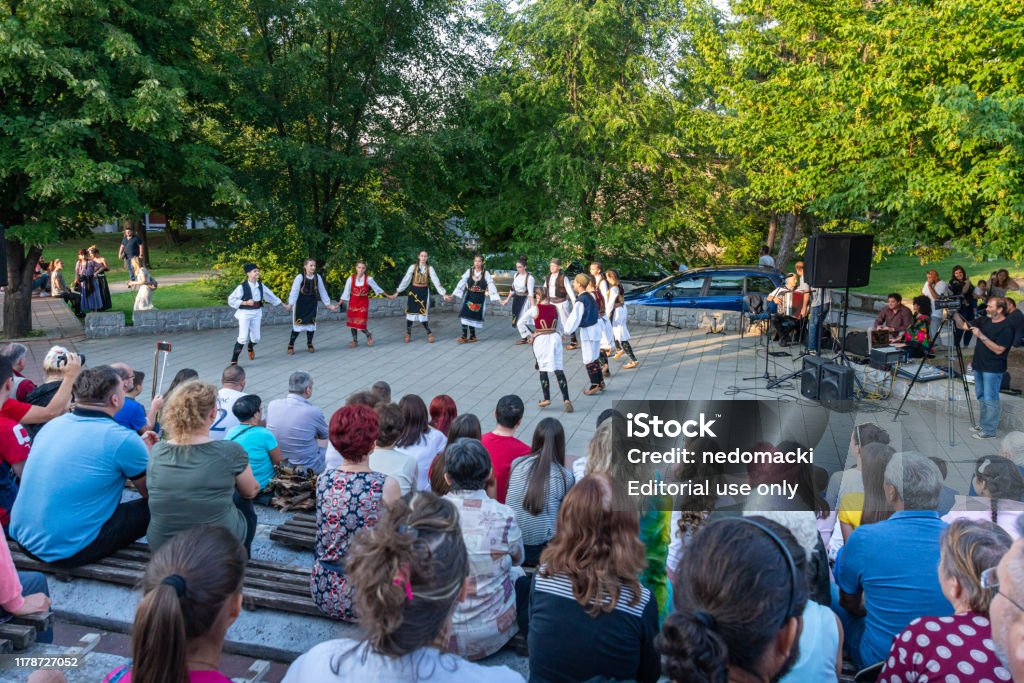 Serbische Nationale Folklore Tanzen Kolo Stockfoto und mehr Bilder von