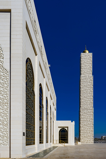 Elegante Mezquita Moderna con un Minarete photo