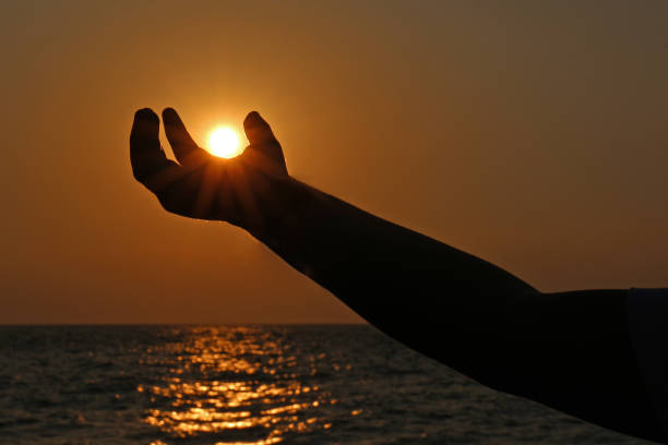 istock sun in hand, sun pinch 1178729665
