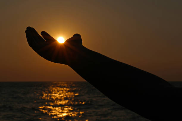 sun in hand, sun pinch