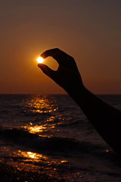 istock sun in hand, sun pinch 1178729669