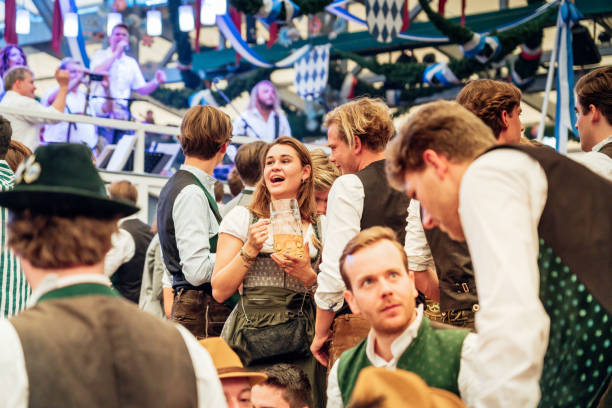 visitatori che celebrano l'oktoberfestfest a beer tent, monaco di baviera, germania - german culture oktoberfest dancing lederhosen foto e immagini stock