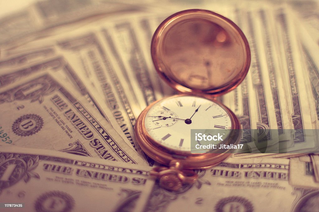 Le temps c'est de l'argent-or Pocketwatch Dollar Bills - Photo de Empilé libre de droits