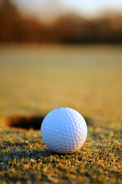 golfe toque no nascer do sol - traditional sport sports flag golf flag golf - fotografias e filmes do acervo