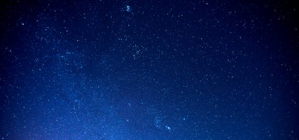 パノラマスカイと星、長時間露光写真、穀物と選択ホワイトバランス。夜空。 - 夜 ストックフォトと画像