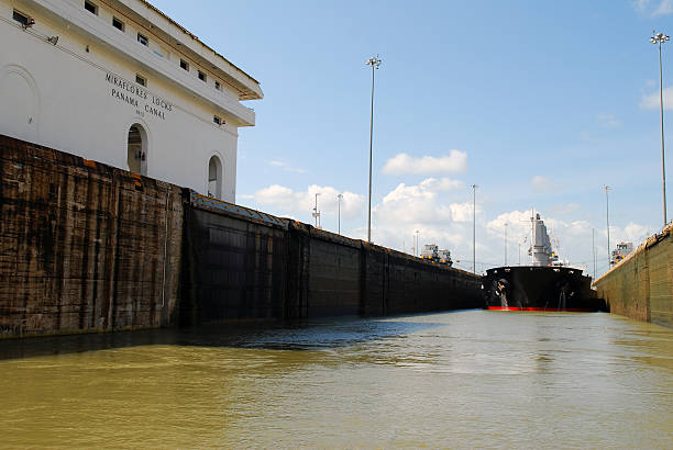일체형으로 파나마운하 트랜싯 - panama canal panama global finance container ship 뉴스 사진 이미지