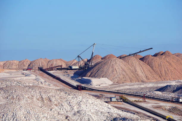 gefährlicher abbau von salz und mineralien. deponien bei der herstellung von kalidünger in salihorsk, weißrussland - surface mine stock-fotos und bilder