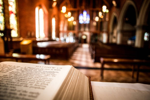 abra a bíblia santamente no altar dentro da igreja iluminada - anglican - fotografias e filmes do acervo