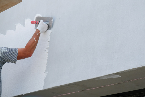 Pintor renovando fachada de la casa photo