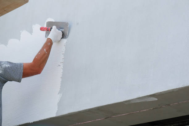 Painter renovating house facade Painter applying fresh paint on the house facade putty stock pictures, royalty-free photos & images