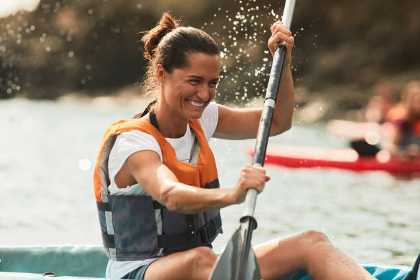 kayak de estilo de vida y vacaciones - canoeing fotografías e imágenes de stock