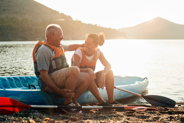 父と娘は一日カヌーを楽しんでください。 - family kayaking kayak canoeing ストックフォトと画像