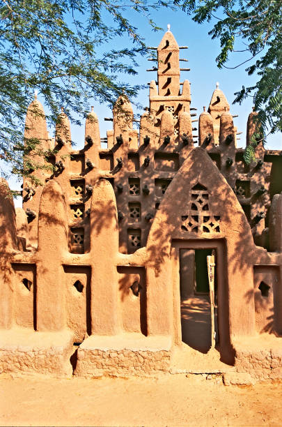 porta della moschea sulle scogliere di bandiagara nel paese di dogon, mali - dogon tribe foto e immagini stock