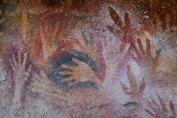 antiga caverna pinturas na patagônia - cave painting indigenous culture american culture art imagens e fotografias de stock