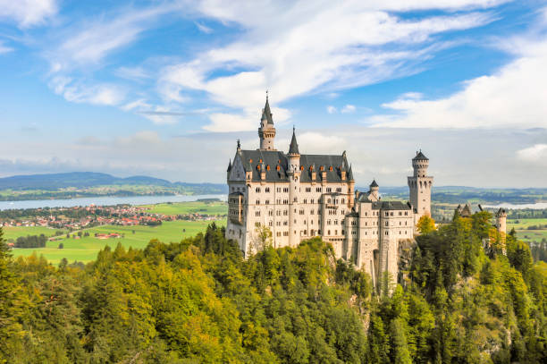 castelo de neuschwanstein em baviera, alemanha - hohenschwangau castle - fotografias e filmes do acervo