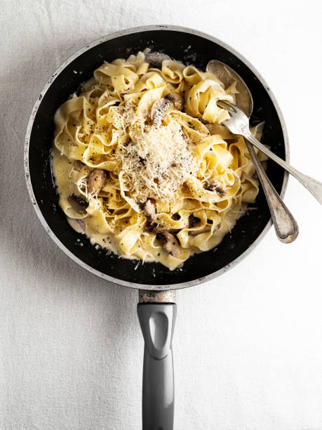 pasta cremosa ai funghi, pasta linguini e funghi, tagliatelle cremose con funghi e parmigiano, - pasta noodles tagliatelle freshness foto e immagini stock