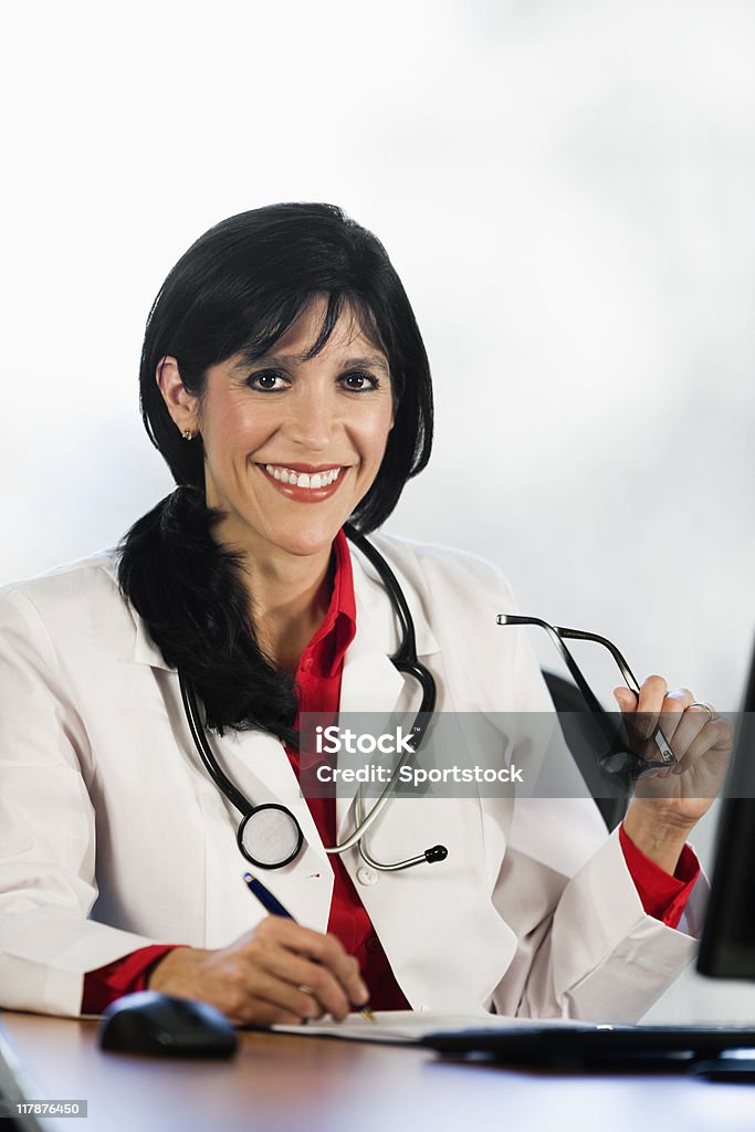 Femme médecin souriant - Photo de Adulte libre de droits