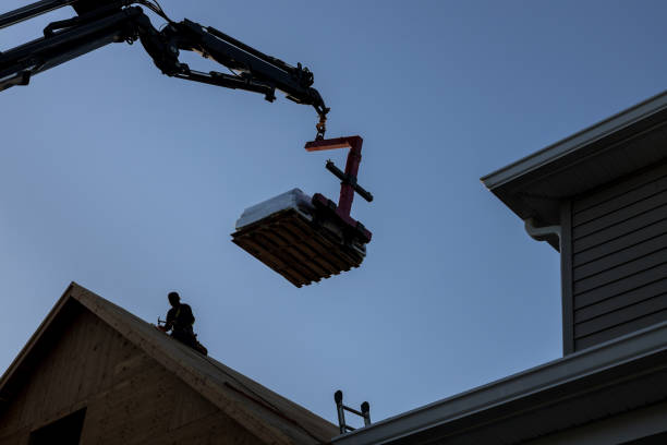 un carrello elevatore per camion a braccio che solleva un pallet di materiale di copertura - forklift picking up pallet hydraulic platform foto e immagini stock