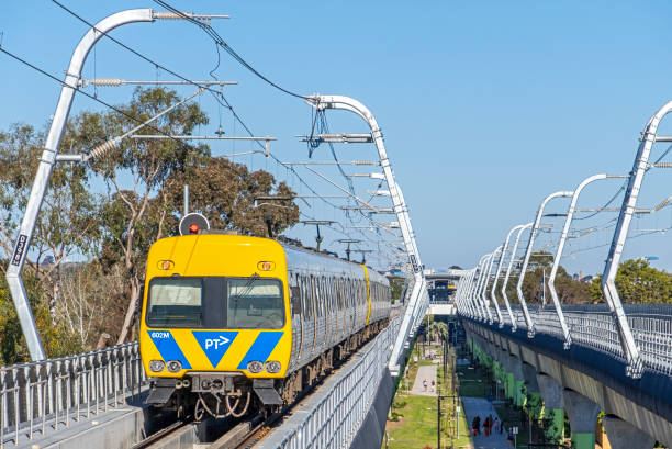 victoria's big build: projet skyrail achevé dans la banlieue de melbourne (entre murrumbeena et carnegie) - rail fence photos et images de collection